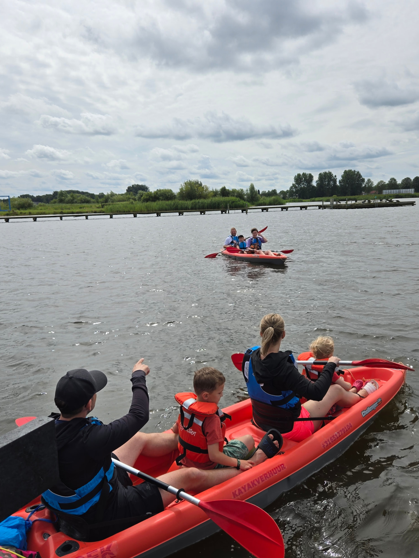 Familie met kinderen in kayaks op het Oldambtmeer bij DEK