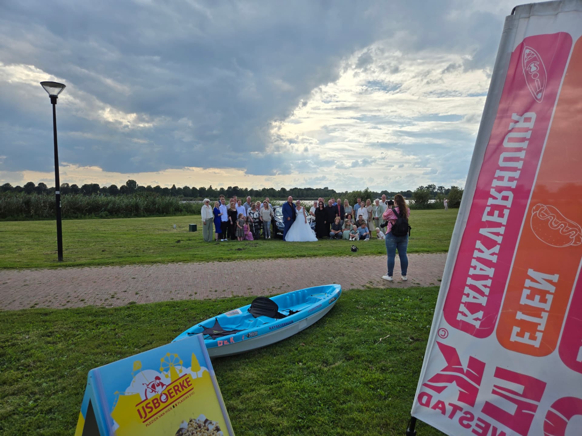 Bruidspaar met gasten bij DEK Blauwestad aan het Oldambtmeer