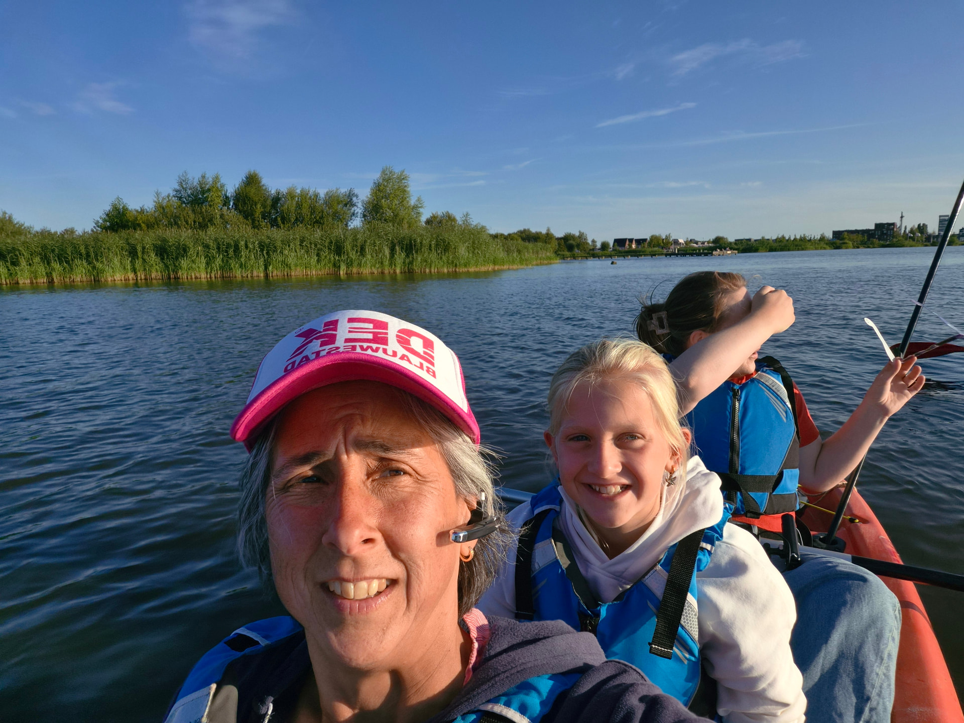 Selfie van een gezin met kinderen in een kayak bij DEK