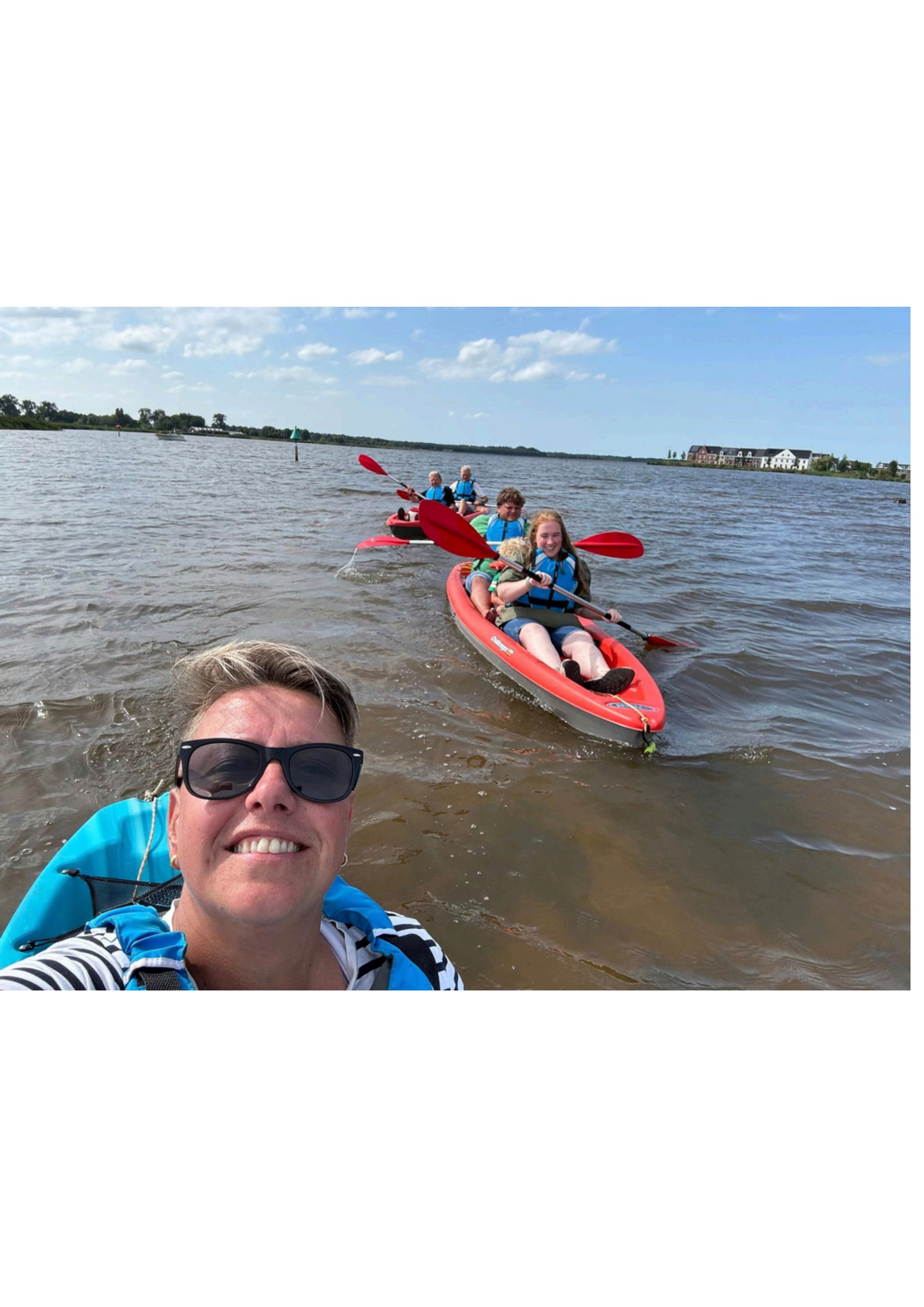 Groep kayakkers op het water bij DEK Blauwestad
